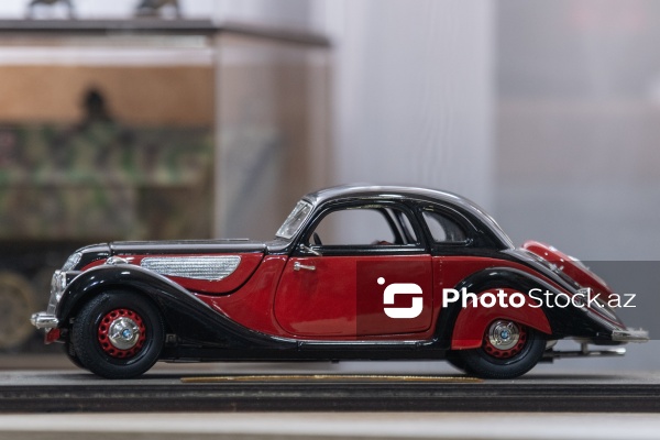 Hərbi texnika və retro avtomobillərin maketlərinin hazırlandığı modelistlər klubu