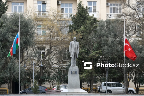 Matəm günü ilə əlaqədar bayraqlar yarıya qədər endirilib