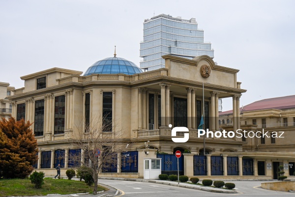 Matəm günü ilə əlaqədar bayraqlar yarıya qədər endirilib