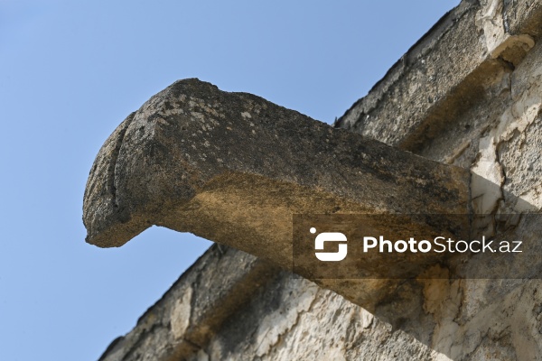 Buzovna qəsəbəsində yerləşən XVII əsrə aid Sahibəz-Zaman məscidi