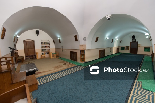 Buzovna qəsəbəsində yerləşən XVII əsrə aid Sahibəz-Zaman məscidi