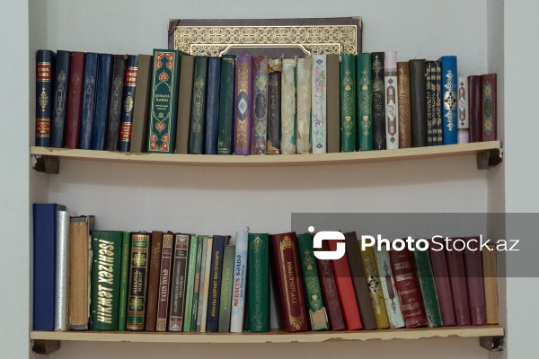 Buzovna qəsəbəsində yerləşən XVII əsrə aid Sahibəz-Zaman məscidi