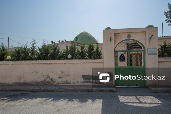 Buzovna qəsəbəsində yerləşən XVII əsrə aid Sahibəz-Zaman məscidi