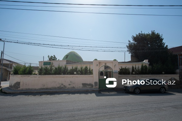 Buzovna qəsəbəsində yerləşən XVII əsrə aid Sahibəz-Zaman məscidi