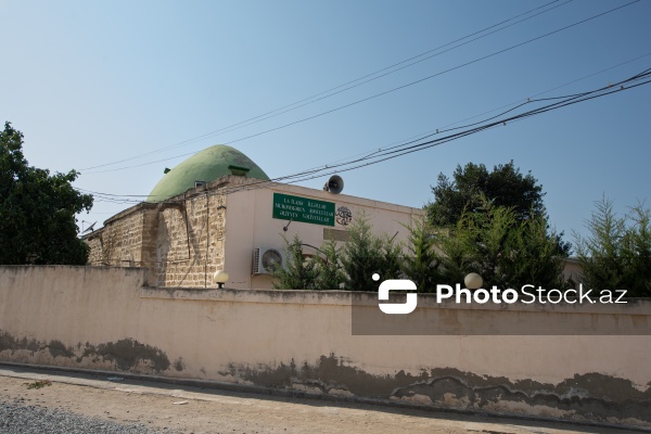 Buzovna qəsəbəsində yerləşən XVII əsrə aid Sahibəz-Zaman məscidi