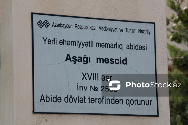 Buzovna qəsəbəsində yerləşən XVII əsrə aid Sahibəz-Zaman məscidi