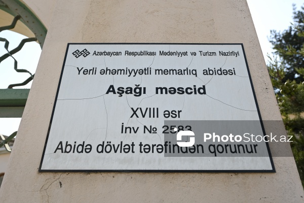 Buzovna qəsəbəsində yerləşən XVII əsrə aid Sahibəz-Zaman məscidi