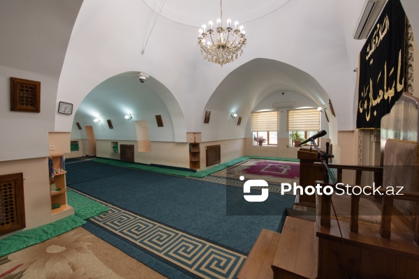 Buzovna qəsəbəsində yerləşən XVII əsrə aid Sahibəz-Zaman məscidi