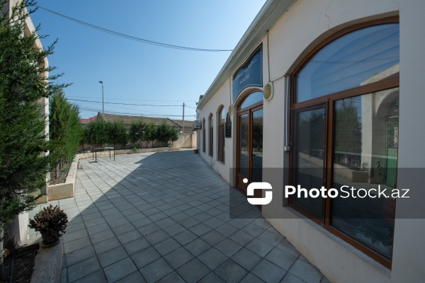 Buzovna qəsəbəsində yerləşən XVII əsrə aid Sahibəz-Zaman məscidi