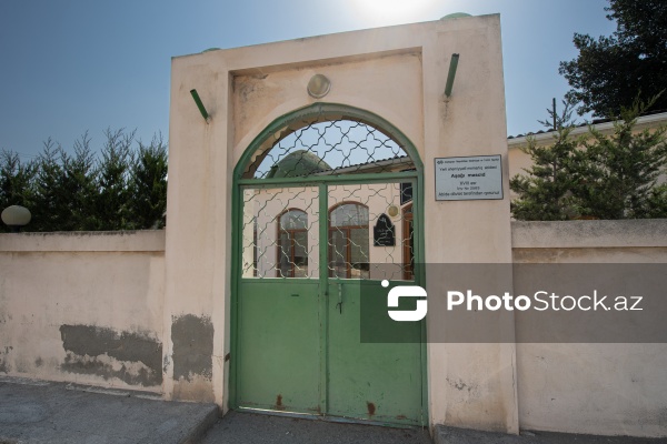 Buzovna qəsəbəsində yerləşən XVII əsrə aid Sahibəz-Zaman məscidi