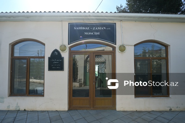 Buzovna qəsəbəsində yerləşən XVII əsrə aid Sahibəz-Zaman məscidi