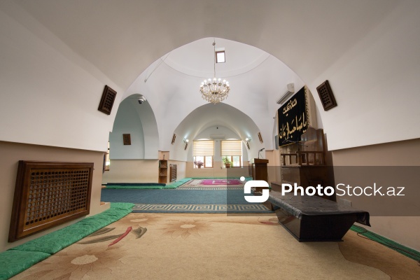 Buzovna qəsəbəsində yerləşən XVII əsrə aid Sahibəz-Zaman məscidi