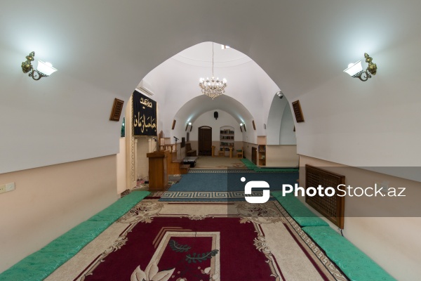 Buzovna qəsəbəsində yerləşən XVII əsrə aid Sahibəz-Zaman məscidi