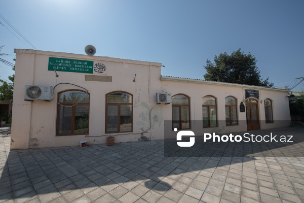 Buzovna qəsəbəsində yerləşən XVII əsrə aid Sahibəz-Zaman məscidi