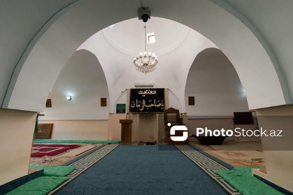 Buzovna qəsəbəsində yerləşən XVII əsrə aid Sahibəz-Zaman məscidi