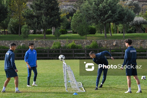 Məşhur futbolçu Ronaldinyonun Bakıda yeniyetmə futbolçularla görüşü