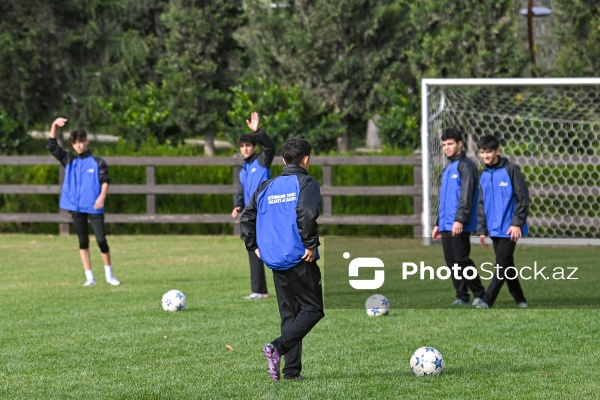 Məşhur futbolçu Ronaldinyonun Bakıda yeniyetmə futbolçularla görüşü