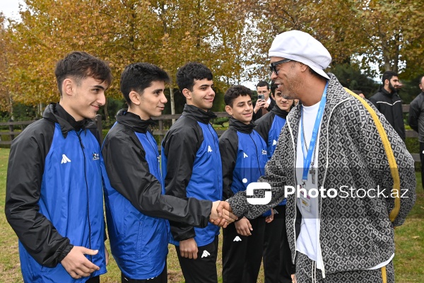 Məşhur futbolçu Ronaldinyonun Bakıda yeniyetmə futbolçularla görüşü