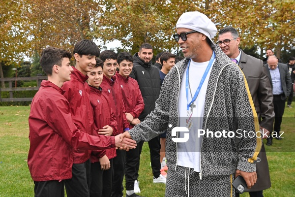 Məşhur futbolçu Ronaldinyonun Bakıda yeniyetmə futbolçularla görüşü