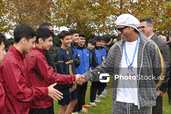 Məşhur futbolçu Ronaldinyonun Bakıda yeniyetmə futbolçularla görüşü