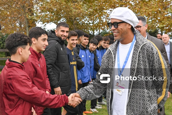 Məşhur futbolçu Ronaldinyonun Bakıda yeniyetmə futbolçularla görüşü