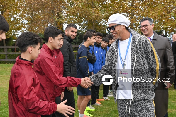 Məşhur futbolçu Ronaldinyonun Bakıda yeniyetmə futbolçularla görüşü