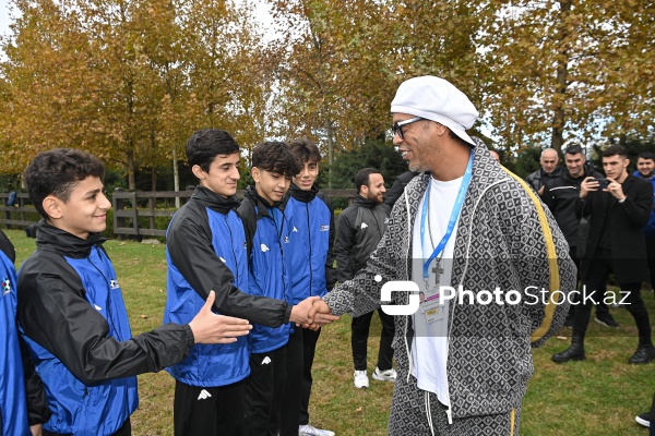 Məşhur futbolçu Ronaldinyonun Bakıda yeniyetmə futbolçularla görüşü