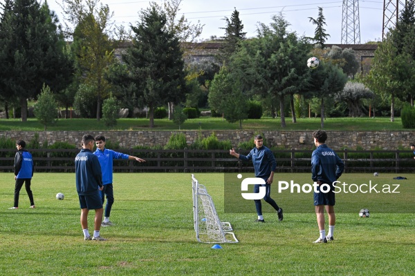 Məşhur futbolçu Ronaldinyonun Bakıda yeniyetmə futbolçularla görüşü