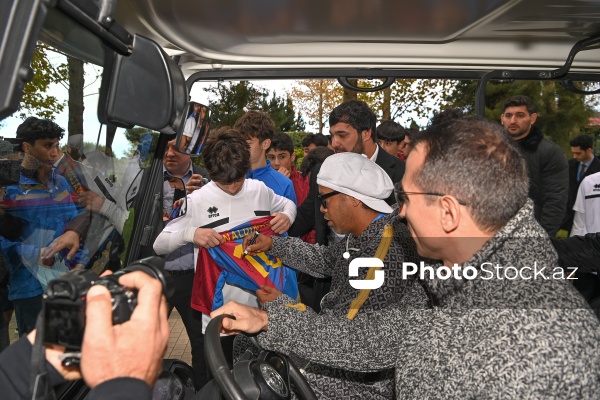 Məşhur futbolçu Ronaldinyonun Bakıda yeniyetmə futbolçularla görüşü