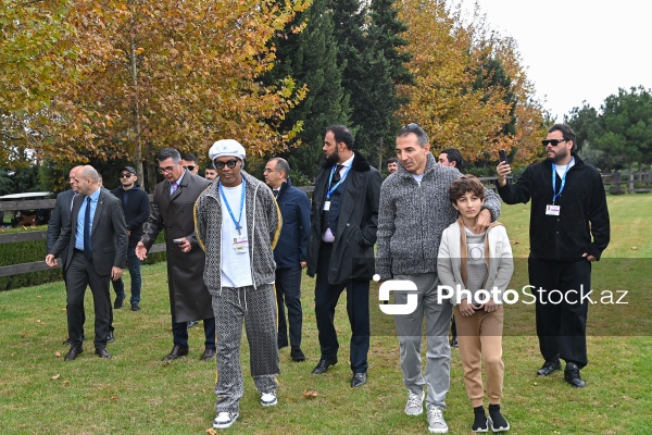 Məşhur futbolçu Ronaldinyonun Bakıda yeniyetmə futbolçularla görüşü