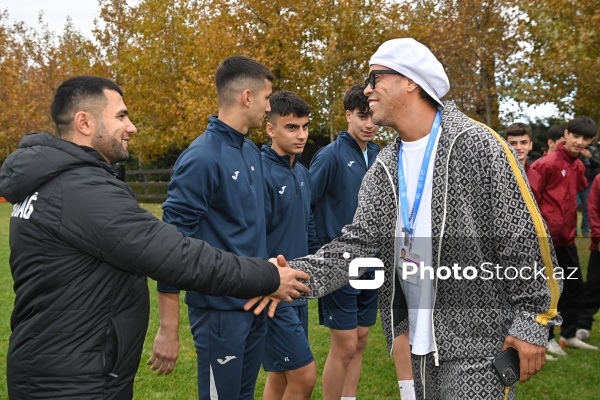 Məşhur futbolçu Ronaldinyonun Bakıda yeniyetmə futbolçularla görüşü