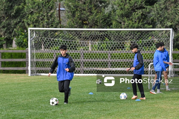 Məşhur futbolçu Ronaldinyonun Bakıda yeniyetmə futbolçularla görüşü