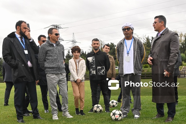 Məşhur futbolçu Ronaldinyonun Bakıda yeniyetmə futbolçularla görüşü