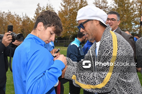 Məşhur futbolçu Ronaldinyonun Bakıda yeniyetmə futbolçularla görüşü