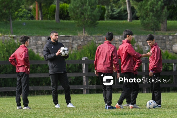 Məşhur futbolçu Ronaldinyonun Bakıda yeniyetmə futbolçularla görüşü