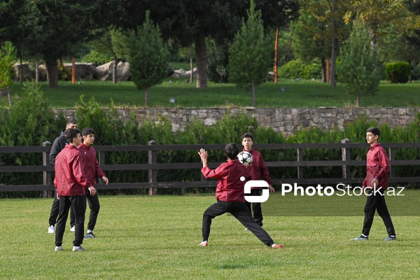 Məşhur futbolçu Ronaldinyonun Bakıda yeniyetmə futbolçularla görüşü