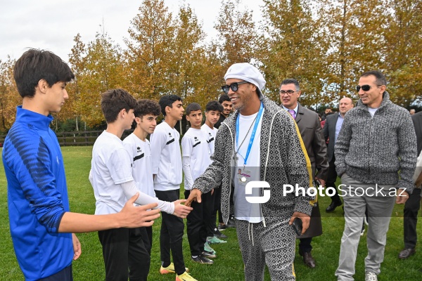 Məşhur futbolçu Ronaldinyonun Bakıda yeniyetmə futbolçularla görüşü