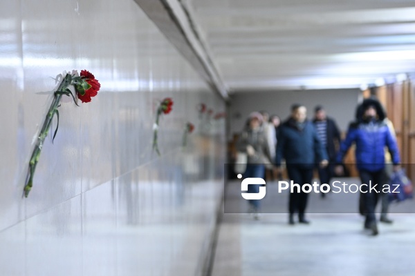Metronun "20 Yanvar" stansiyasında qətliam qurbanlarının xatirəsi anıldı