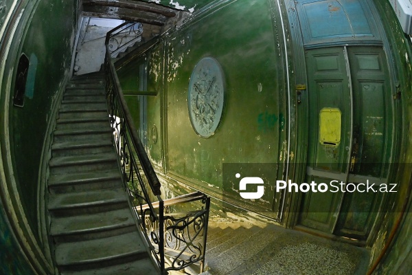 Mirzə Fətəli Axundzadə küçəsində yerləşən 1900-cü ilə aid Əsədullayevlər ailəsinin mülkü