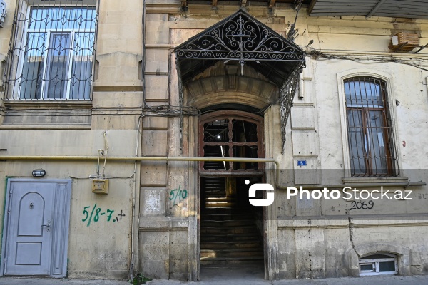 Mirzə Fətəli Axundzadə küçəsində yerləşən 1900-cü ilə aid Əsədullayevlər ailəsinin mülkü