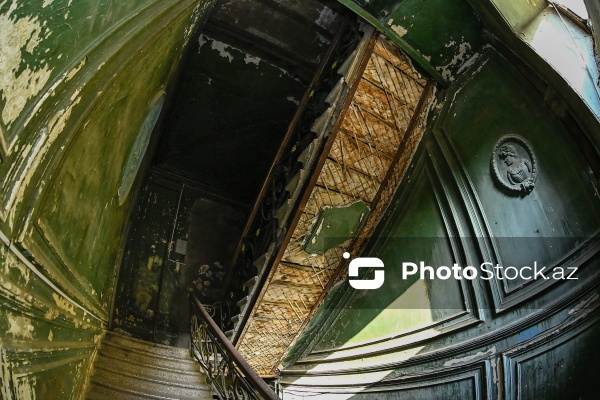 Mirzə Fətəli Axundzadə küçəsində yerləşən 1900-cü ilə aid Əsədullayevlər ailəsinin mülkü