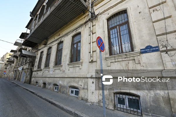 Mirzə Fətəli Axundzadə küçəsində yerləşən 1900-cü ilə aid Əsədullayevlər ailəsinin mülkü