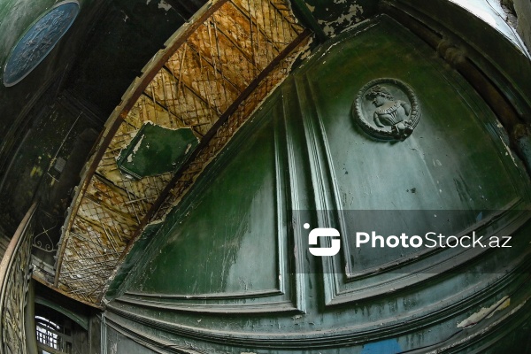 Mirzə Fətəli Axundzadə küçəsində yerləşən 1900-cü ilə aid Əsədullayevlər ailəsinin mülkü