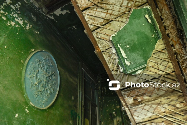 Mirzə Fətəli Axundzadə küçəsində yerləşən 1900-cü ilə aid Əsədullayevlər ailəsinin mülkü