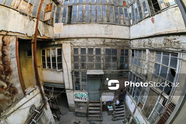 Mirzə Fətəli Axundzadə küçəsində yerləşən 1900-cü ilə aid Əsədullayevlər ailəsinin mülkü