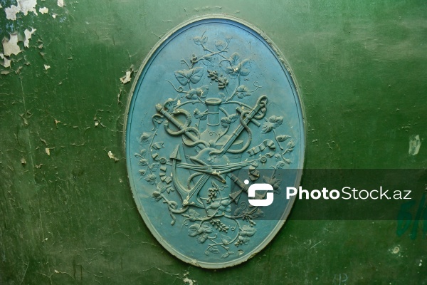 Mirzə Fətəli Axundzadə küçəsində yerləşən 1900-cü ilə aid Əsədullayevlər ailəsinin mülkü