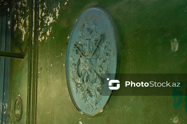 Mirzə Fətəli Axundzadə küçəsində yerləşən 1900-cü ilə aid Əsədullayevlər ailəsinin mülkü