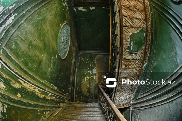 Mirzə Fətəli Axundzadə küçəsində yerləşən 1900-cü ilə aid Əsədullayevlər ailəsinin mülkü