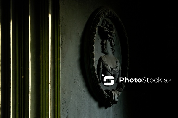 Mirzə Fətəli Axundzadə küçəsində yerləşən 1900-cü ilə aid Əsədullayevlər ailəsinin mülkü