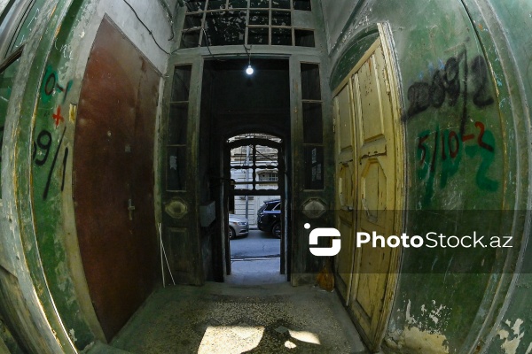 Mirzə Fətəli Axundzadə küçəsində yerləşən 1900-cü ilə aid Əsədullayevlər ailəsinin mülkü